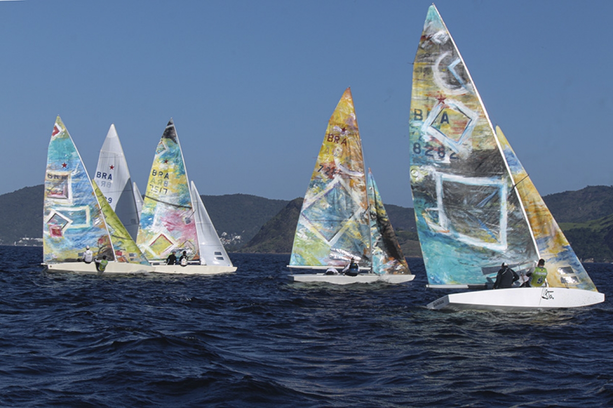 Velas pintadas à mão por Marcus Penido encantam piscina de barcos do ICRJ