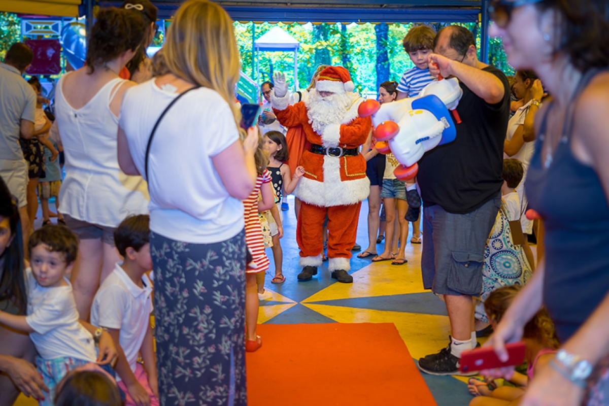 Chegada do Papai Noel e muita diversão na Festa de Natal Infantil