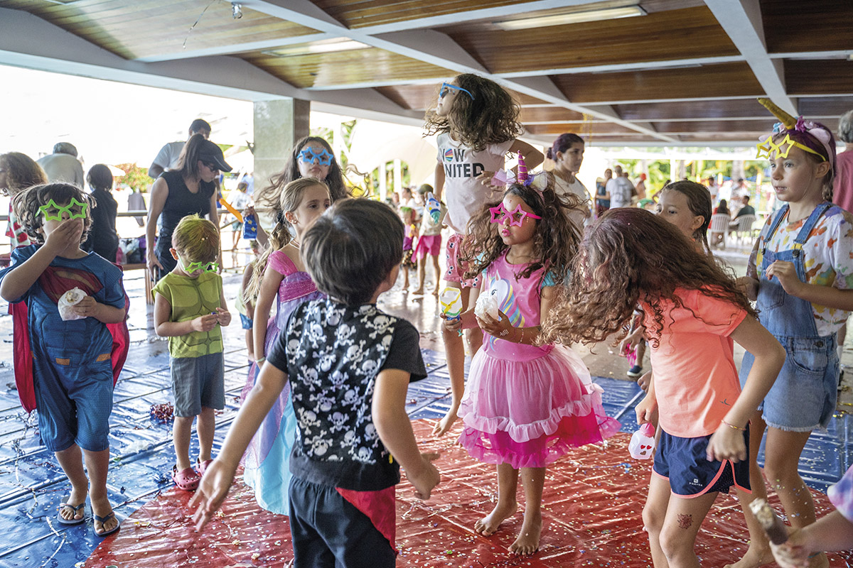 Carnaval infantil faz sucesso na pérgula da piscina