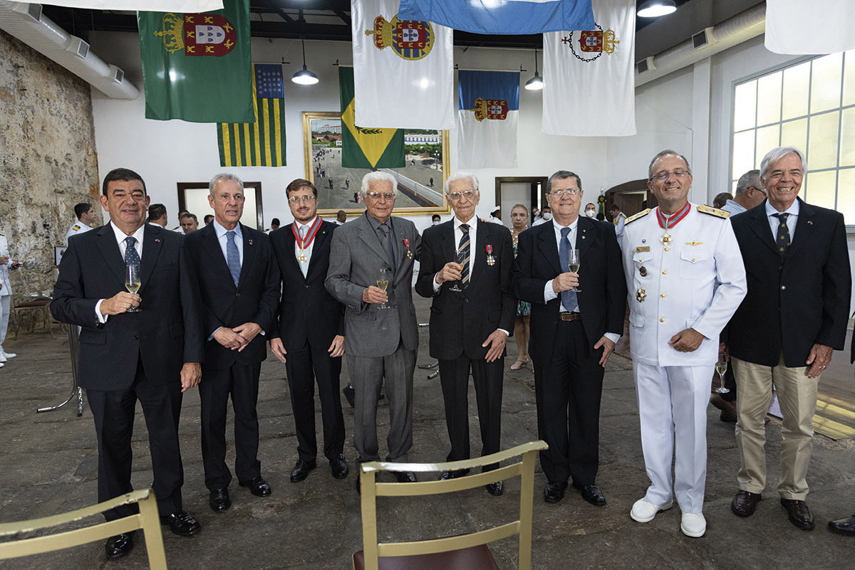 Conselheiros são condecorados com Medalha do Mérito Naval