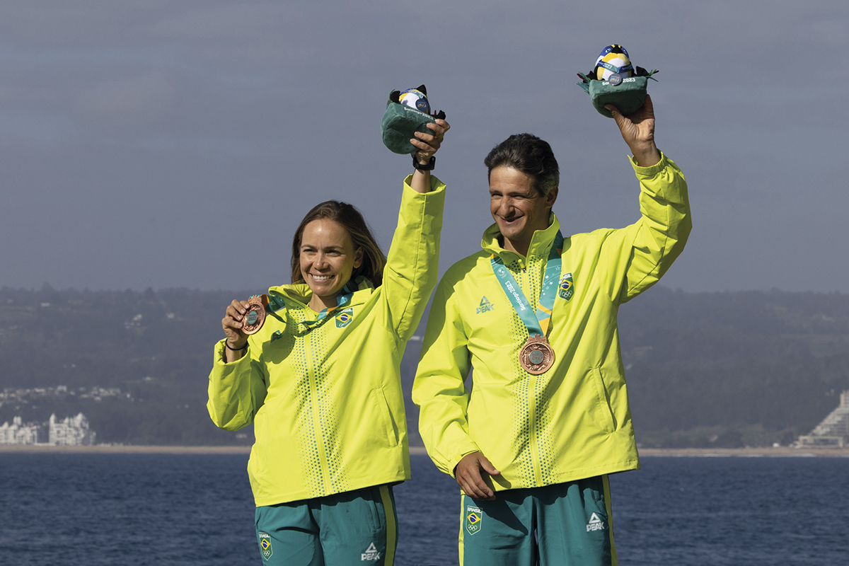 ALGARROBO, CHILE - NOV 4. Samuel Reis Albrecht y Gabriela Nicolino De SaÊde Brazil medalla de bronce en la categoria Multihull Nacra 17 Mixto durante los Juegos Panamericanos Santiago 2023 en Playa Algarrobo Norte / Playa El Quisco / Samuel Reis Albrecht y Gabriela Nicolino De SaÊfrom Brazil bonze medal in the Mixed Multihull Nacra 17 class  during the Santiago 2023 Pan American Games at Playa Algarrobo Norte / Playa El Quisco. (Foto de Matias Capizzano/Santiago 2023 via Photosport)