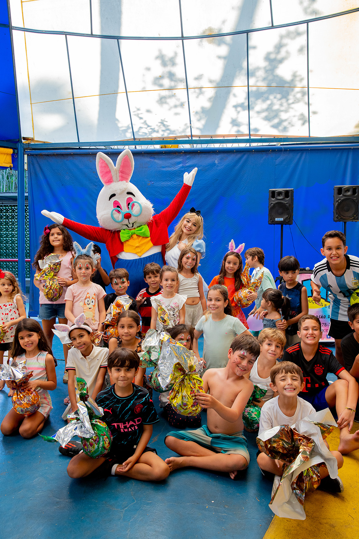 Visita do Coelhinho e distribuição de chocolate marcam celebração da Páscoa