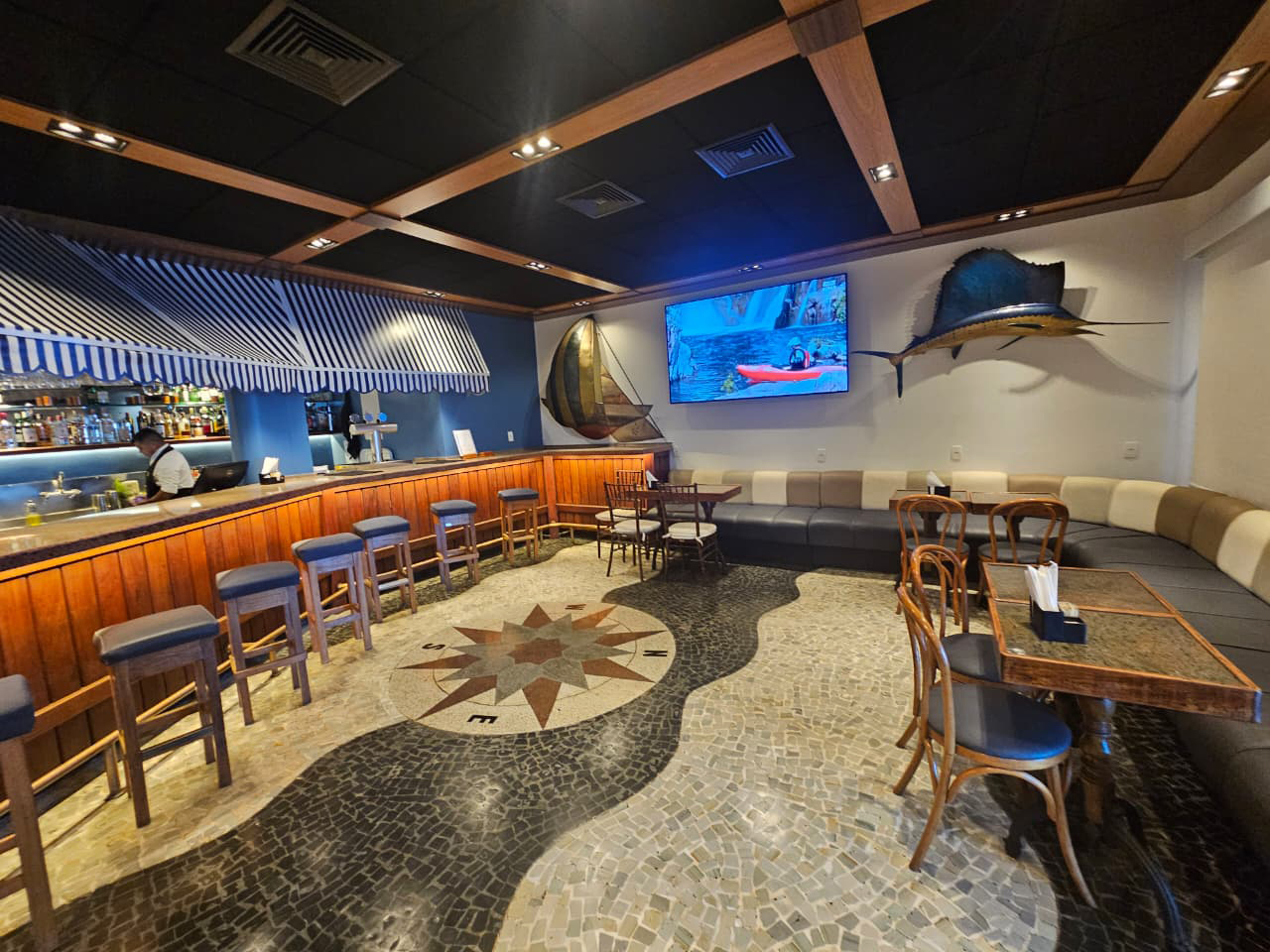 Reformado e estiloso: confira as novidades do Bar Temático